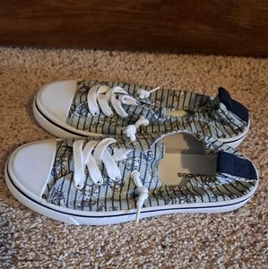 Maurices Sneakers Size 7